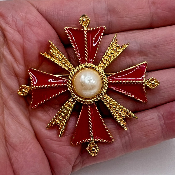 St JOHN Vintage Maltese CROSS Crest BROOCH Pin Red Enamel Faux Pearl Cab Jewelry - Picture 2 of 7